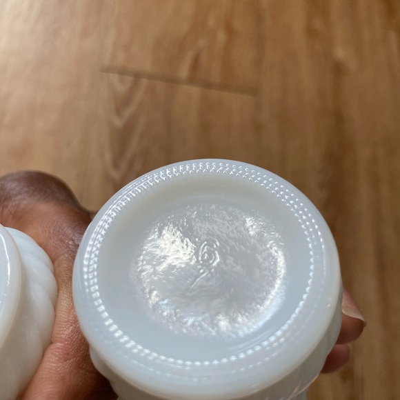 Vintage milk glass salt & pepper shakers - Picture 6 of 9